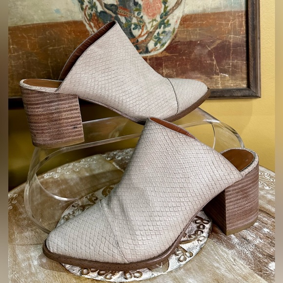 EUC Report “Tosh” Snakeskin Embossed Mule in Sand Size 7.5 - Picture 5 of 12